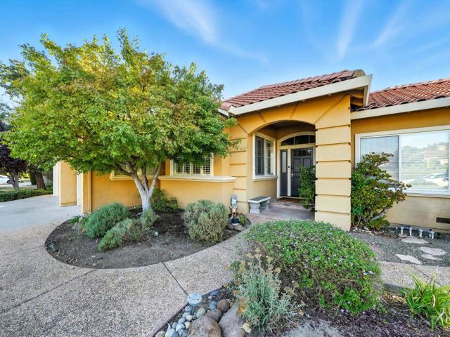 3097 High Meadow Ln, San Jose CA: https://media.crmls.org/mediaz/be5636b4-81b4-4f94-9b57-da3b648c0e05.jpg