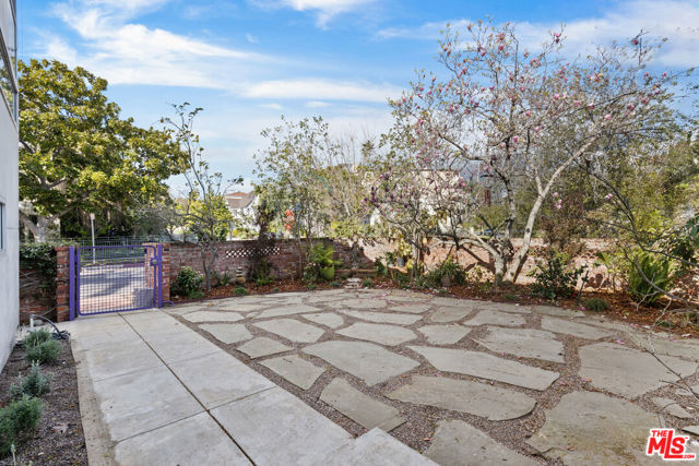 2153 Linnington Avenue, Los Angeles CA: https://media.crmls.org/mediaz/be565119-7d0a-4cfc-99ab-9b9db669e1b2.jpg