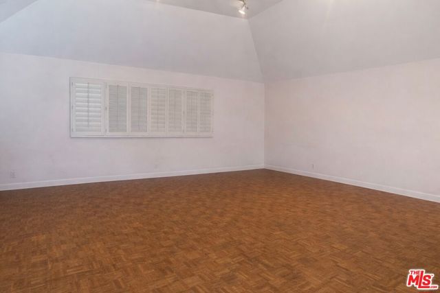 917 Oxford Way, Beverly Hills CA: https://media.crmls.org/mediaz/be5672bd-284d-4239-8dde-1a66b59b122f.jpg