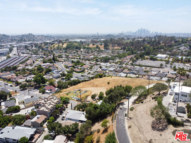5017 Ithaca Avenue, Los Angeles CA: https://media.crmls.org/mediaz/be56d622-76a6-440e-bbe4-a042457f3c9c.jpg