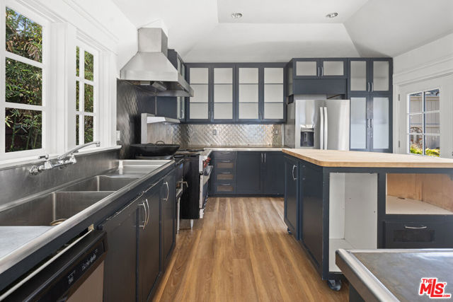 837 Venice Boulevard, Venice CA: https://media.crmls.org/mediaz/be578db5-9e50-4013-9f1c-6db8bacd5fbe.jpg