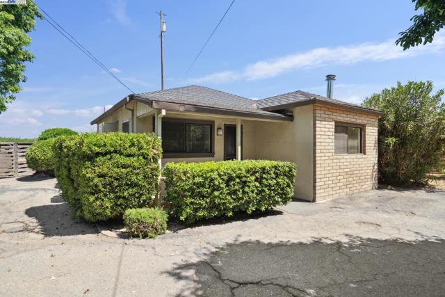 419 Burkhard Rd, Patterson CA: https://media.crmls.org/mediaz/be58dd9b-242d-4a61-96d2-433db8b2b64d.jpg