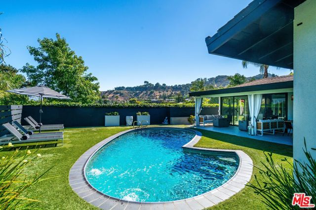 3001 Dona Nenita Place, Studio City CA: https://media.crmls.org/mediaz/be592833-35f8-4834-bc5d-63d666d0954f.jpg