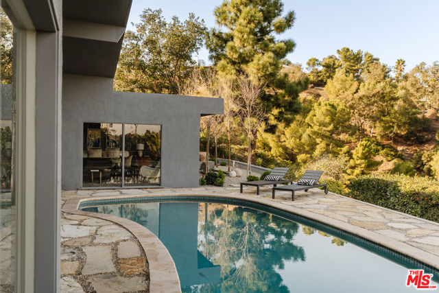 8559 Edwin Drive, Los Angeles CA: https://media.crmls.org/mediaz/be5afff6-5f68-4847-8c3e-acb3cd976586.jpg
