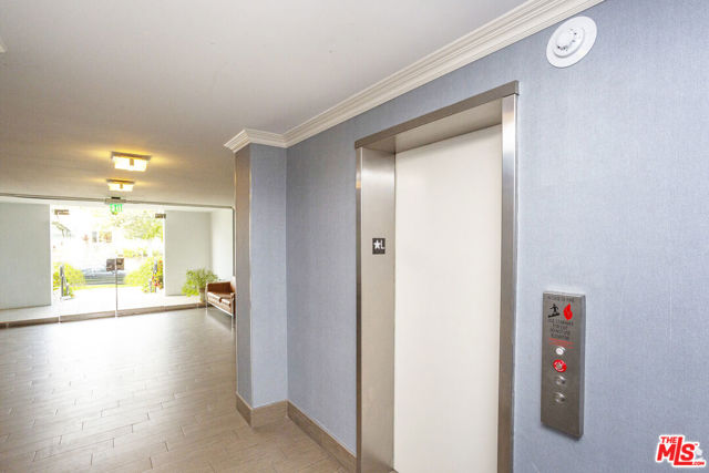 468 S Roxbury Drive, Beverly Hills CA: https://media.crmls.org/mediaz/be5bb4d8-43e1-4df2-a45c-f95d4498d60e.jpg