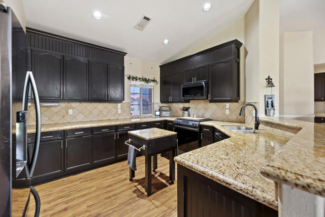 31292 Via Ventana, Thousand Palms CA: https://media.crmls.org/mediaz/be5c1905-9ec5-4d13-8ffa-8e074a56bc05.jpg