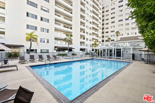 7250 Franklin Avenue, Los Angeles CA: https://media.crmls.org/mediaz/be5cea2e-d4ac-482c-8520-9184dc52636e.jpg