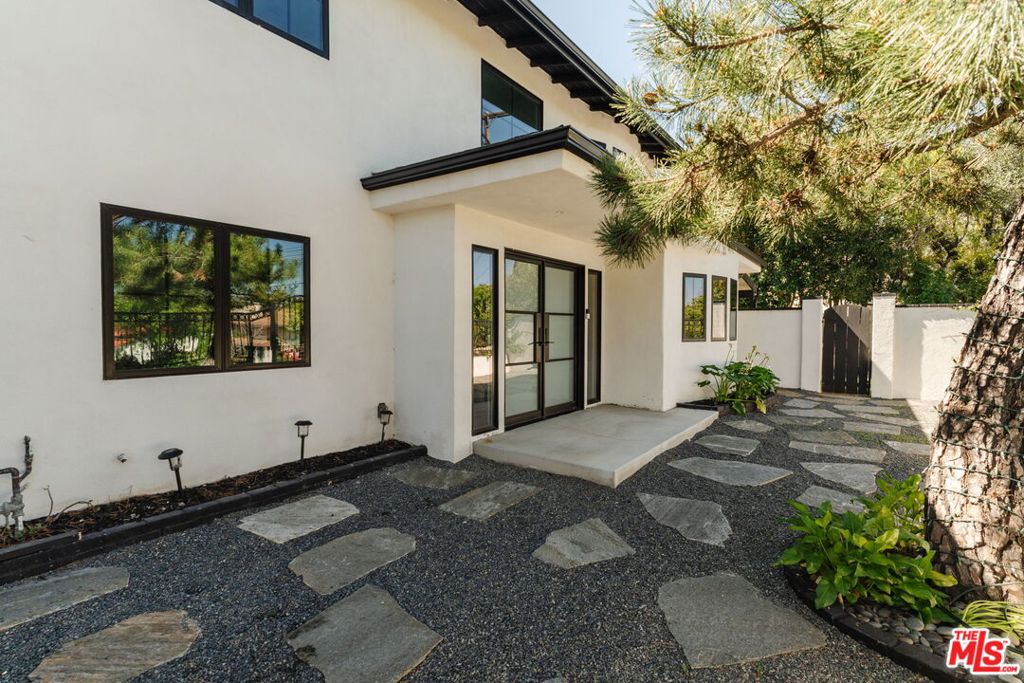 23278 Aetna Street