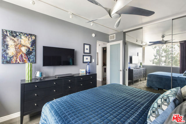 4455 Los Feliz Boulevard, Los Angeles CA: https://media.crmls.org/mediaz/be5dc0e3-1be7-4f38-b2a7-b8c4c5a1fe71.jpg