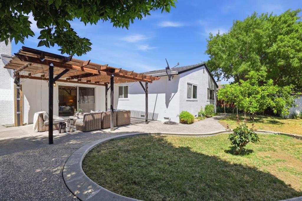 https://media.crmls.org/mediaz/be604403-2a6b-44ff-b148-9e91bcd80fd7.jpg?preset=X-Large