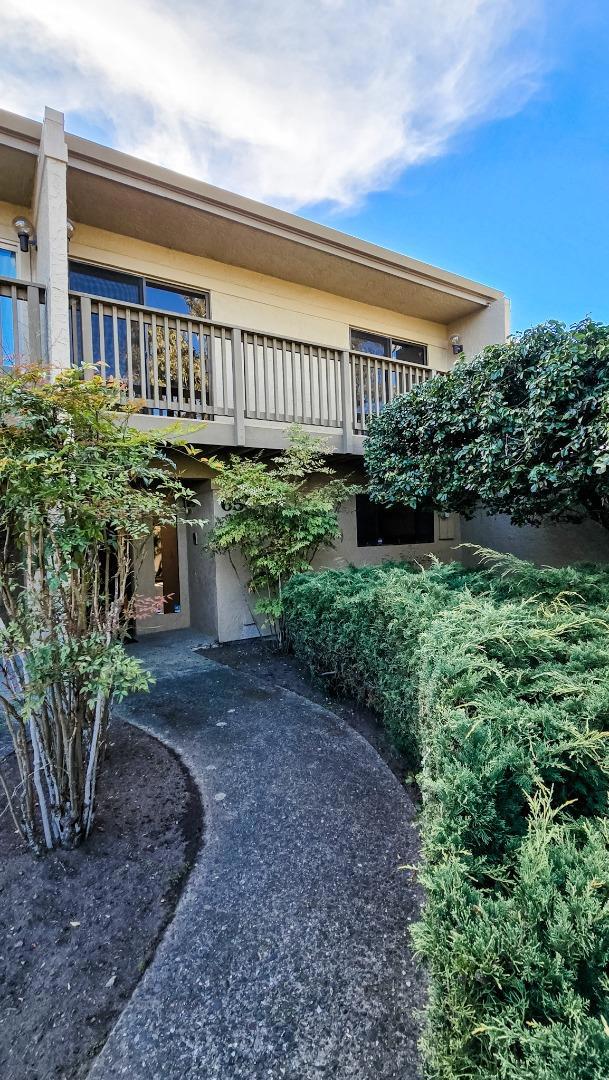 65 Montsalas Drive, Monterey CA: https://media.crmls.org/mediaz/be60f1cf-cb5f-462f-89b1-217f45ad54db.jpg