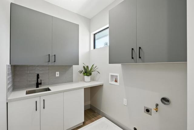 1127 Hillslope Place, Los Altos CA: https://media.crmls.org/mediaz/be612df6-d01b-4373-b4c4-d2e07b415b8c.jpg