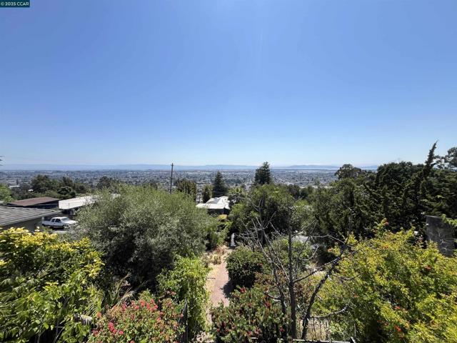 7618 Sunkist Dr, Oakland CA: https://media.crmls.org/mediaz/be616b19-2cee-4fc3-887c-6491645ededf.jpg