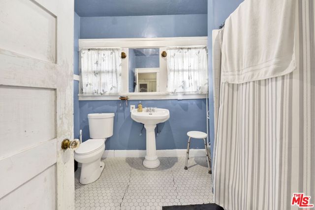 1215 W 39th Place, Los Angeles CA: https://media.crmls.org/mediaz/be61ef3e-4317-4588-a6d0-e622a94c489e.jpg