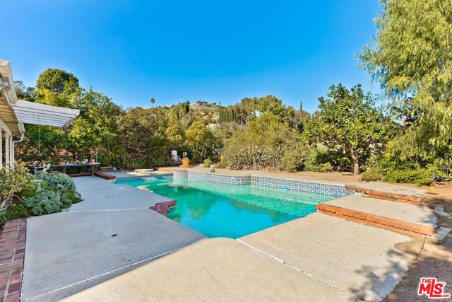 24561 Calvert Street, Woodland Hills CA: https://media.crmls.org/mediaz/be61f375-faa5-4827-83e4-be4e23f5ee83.jpg