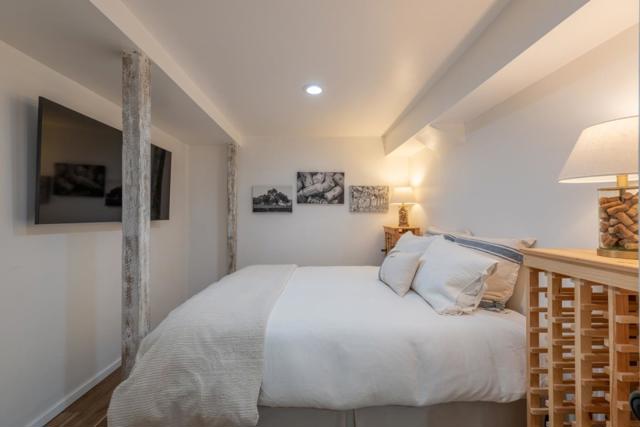 233 Country Club Drive, Carmel Valley CA: https://media.crmls.org/mediaz/be62e6e8-e211-49b5-a3e5-a6398a8ce04c.jpg