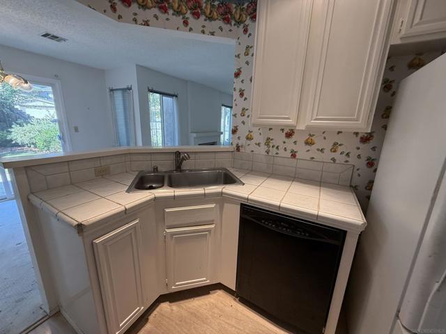 7551 Rainswept Ln, San Diego CA: https://media.crmls.org/mediaz/be62f3bc-616c-48ad-83ba-0ce0679bd00e.jpg