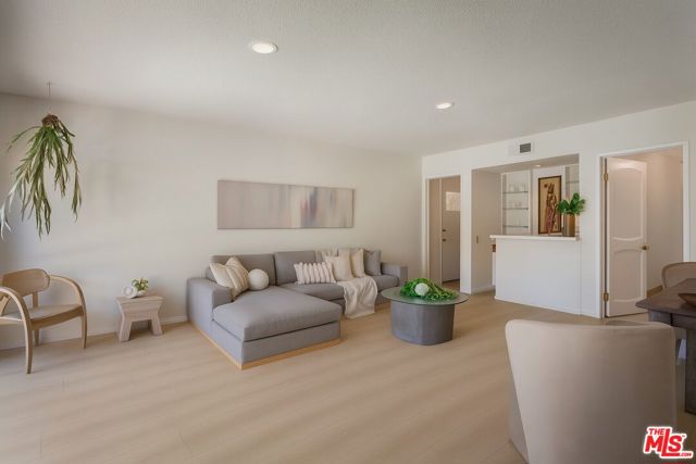 5136 Los Bonitos Way, Los Angeles CA: https://media.crmls.org/mediaz/be6321d5-15ad-41e6-b407-0a1a4867dbb1.jpg