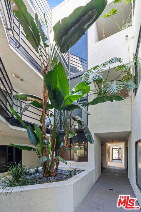 1201 Larrabee Street, West Hollywood CA: https://media.crmls.org/mediaz/be640ae2-482c-4048-9b07-2b9fdb0ee2ff.jpg