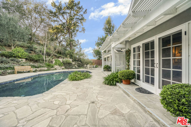 9420 Eden Drive, Beverly Hills CA: https://media.crmls.org/mediaz/be654a87-b40e-4c62-8848-dc3e10bf2e41.jpg