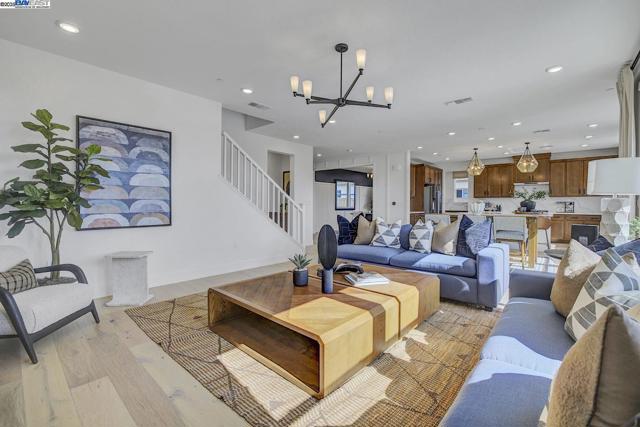 319 W Calabria Drive, Mountain House CA: https://media.crmls.org/mediaz/be668ec2-7386-4a5f-a656-1ce4a945ffbc.jpg