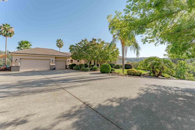 7745 Winter Snow Ct, Newcastle CA: https://media.crmls.org/mediaz/be66fe40-55a3-4d1e-aff8-aeb5456db8bd.jpg