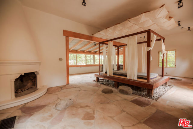 405 Toro Canyon Road, Carpinteria CA: https://media.crmls.org/mediaz/be671272-f3e2-47bc-a566-19954e9e8691.jpg