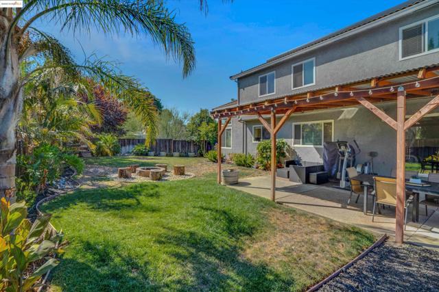 235 Pecan Pl, Brentwood CA: https://media.crmls.org/mediaz/be6750b0-ceda-4ea3-bb6a-25d14784ae11.jpg