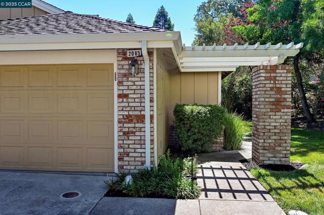 2085 Shady Creek Pl, Danville CA: https://media.crmls.org/mediaz/be67d9b3-2e33-4bc7-9818-079205b24a35.jpg