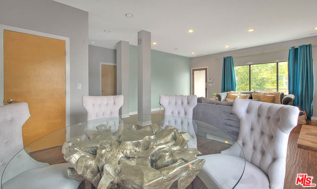 1821 S Sycamore Avenue, Los Angeles CA: https://media.crmls.org/mediaz/be682abc-6bc7-42ce-b4c6-3e36ceb965ee.jpg