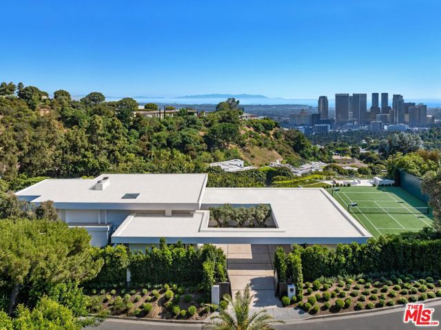 1120 Wallace, Beverly Hills CA: https://media.crmls.org/mediaz/be6870d5-f2de-475a-ab25-dcb0755ec3a6.jpg