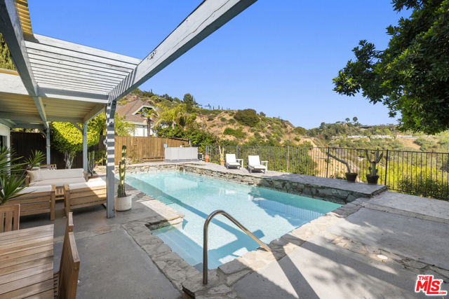 2252 Gloaming Way, Beverly Hills CA: https://media.crmls.org/mediaz/be692817-6dd7-44cb-a424-b6f3c9e432fd.jpg