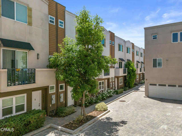 5664 Hazeltine Avenue, Sherman Oaks CA: https://media.crmls.org/mediaz/be69f613-7ada-41ea-bdf9-4cdfa7c35e22.jpg