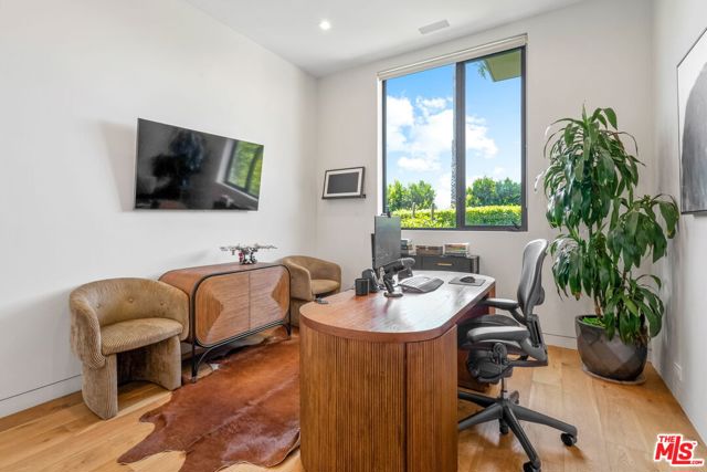 1030 Somera Road, Los Angeles CA: https://media.crmls.org/mediaz/be69f646-4272-405c-9ac2-2d0fa1758e6d.jpg