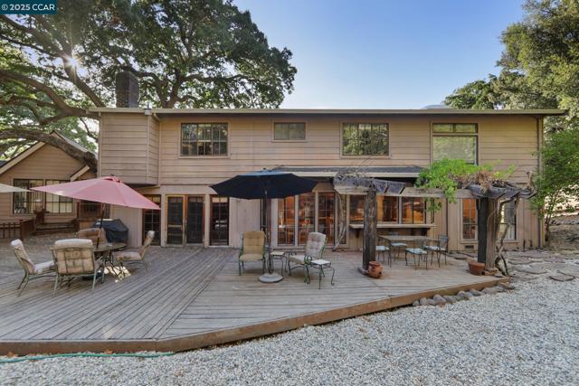 58 Saint Andrews Ln, Alamo CA: https://media.crmls.org/mediaz/be6a293a-f893-4ac8-90a5-25923d7d5338.jpg