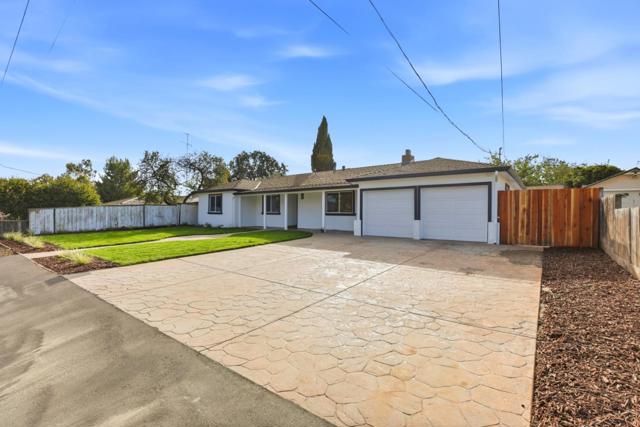 1361 Hillcrest Road, Hollister CA: https://media.crmls.org/mediaz/be6a3f84-502f-40f2-8edb-aebac82dfe16.jpg