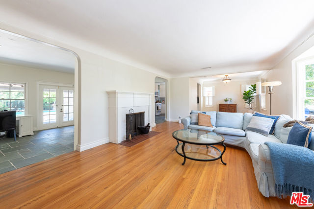 5454 Agnes Avenue, Valley Village CA: https://media.crmls.org/mediaz/be6cfa12-0658-408a-b98e-bba9aa906e70.jpg