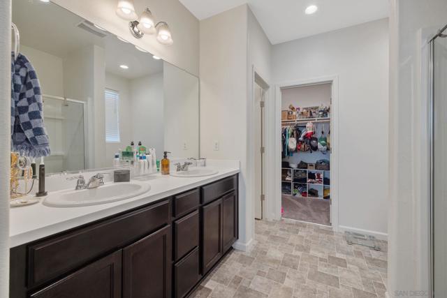 495 Pearl Dr, Lemoore CA: https://media.crmls.org/mediaz/be6d3595-e928-4014-9a16-d66a5e9bc449.jpg