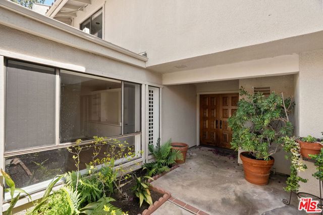 2748 Bottlebrush Drive, Los Angeles CA: https://media.crmls.org/mediaz/be6e2027-42e5-4c24-a077-9caa36e3af61.jpg