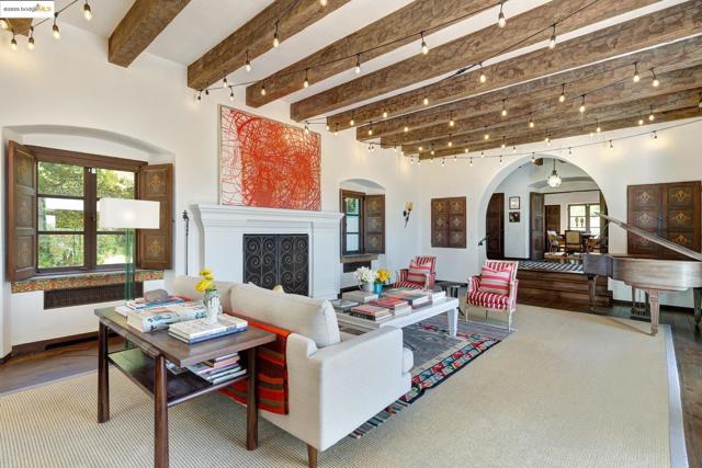 6801 Estates Dr, Oakland CA: https://media.crmls.org/mediaz/be6e6c77-4297-4d47-b71a-faf166cc4907.jpg