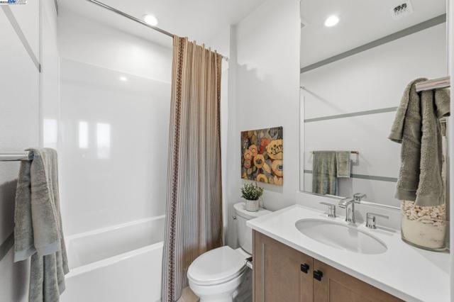 1660 Clement Avenue, Alameda CA: https://media.crmls.org/mediaz/be6f616d-a8c9-4d3e-890d-5f4a5309e72f.jpg