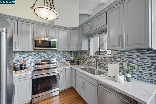 50 Brookwood Rd, Orinda CA: https://media.crmls.org/mediaz/be6fe01e-e8bb-416f-84c2-340142886040.jpg