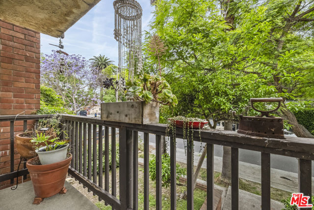 2412 Ocean Avenue, Venice CA: https://media.crmls.org/mediaz/be70d39a-05cc-4e48-a230-3042f78da7c6.jpg