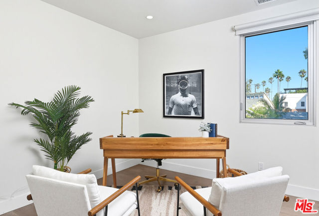 653 Oxford Ave, Venice CA: https://media.crmls.org/mediaz/be70e7a0-35cc-4ea0-9e56-554612690446.jpg