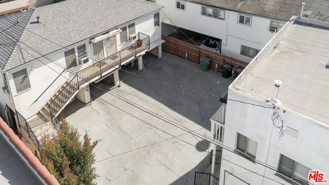 224 S Gale Drive, Beverly Hills CA: https://media.crmls.org/mediaz/be71b338-bde5-4a4d-8c07-257208e66050.jpg