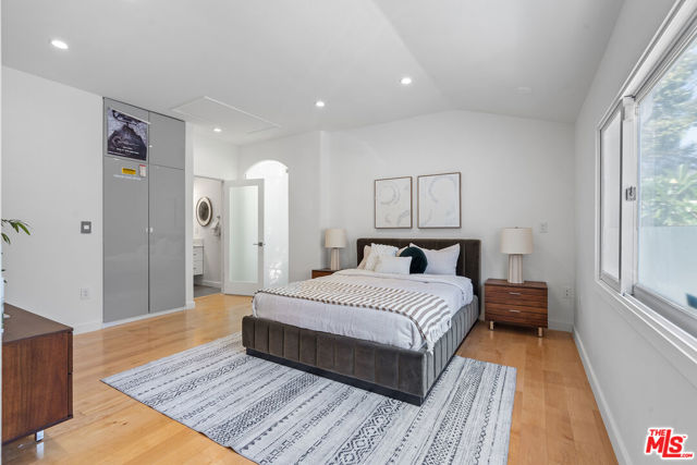321 S Linden Drive, Beverly Hills CA: https://media.crmls.org/mediaz/be71fcb3-431f-4f70-a4a5-4f6ac818a002.jpg
