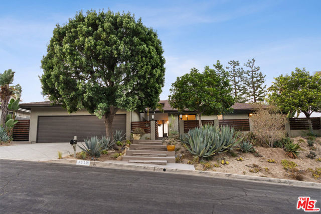 3235 Steven Drive, Encino CA: https://media.crmls.org/mediaz/be727d02-b72c-4891-b6da-1c202be11450.jpg