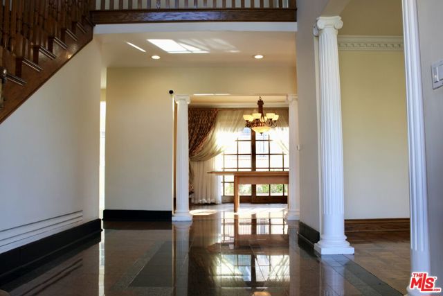 11502 Dona Teresa Drive, Studio City CA: https://media.crmls.org/mediaz/be732d32-c3c7-4ee4-bb56-9b082a5203bb.jpg