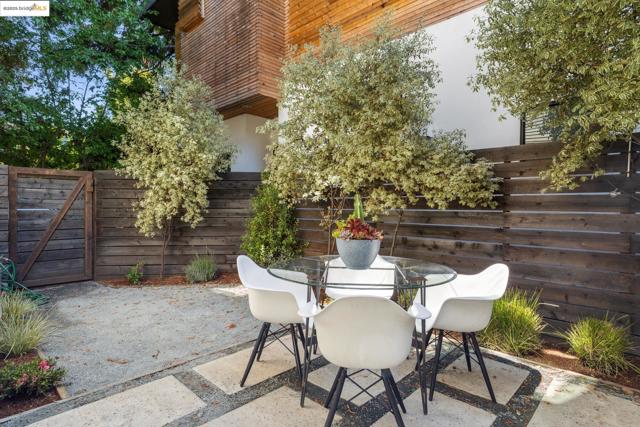 2010 9th St, Berkeley CA: https://media.crmls.org/mediaz/be736b16-d529-4096-8f03-88bf8bbde176.jpg