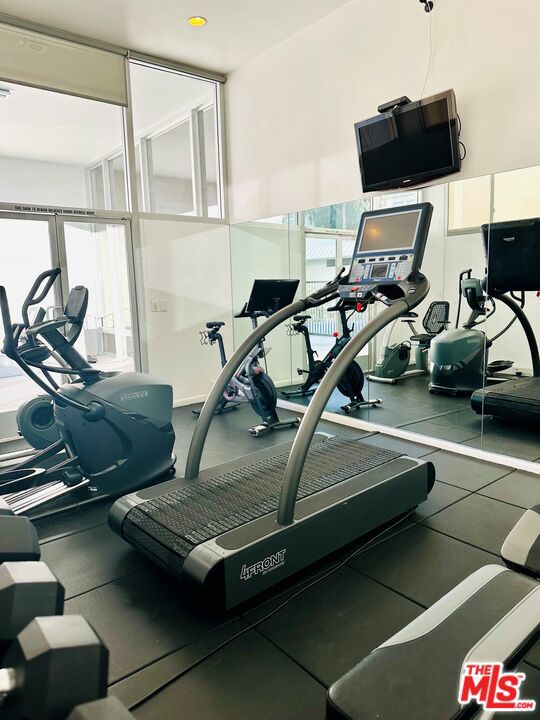 999 N Doheny Drive, West Hollywood CA: https://media.crmls.org/mediaz/be75e822-3588-4f1f-a74f-725abda2bb26.jpg